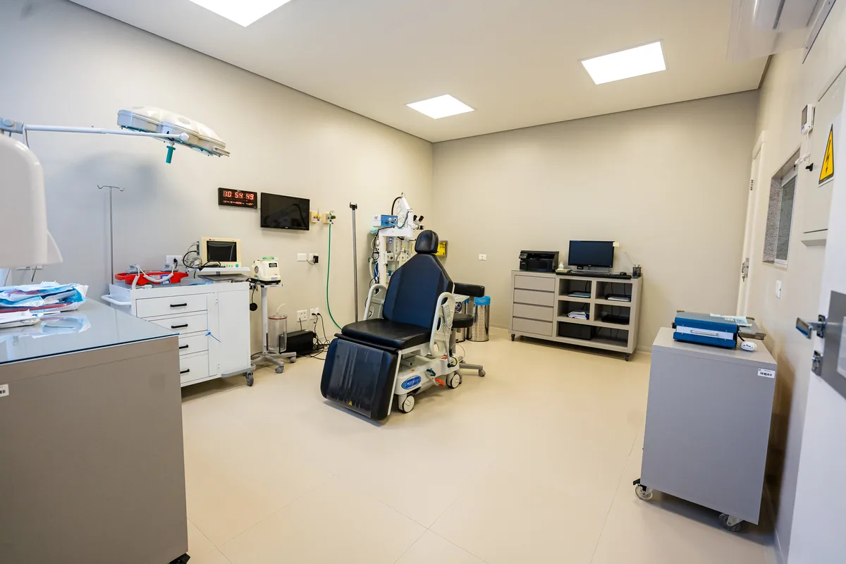 Centro cirúrgico do Visare Hospital de Olhos equipado para cirurgias oculares